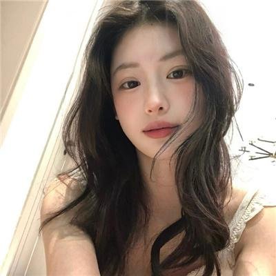 照片里的伴娘